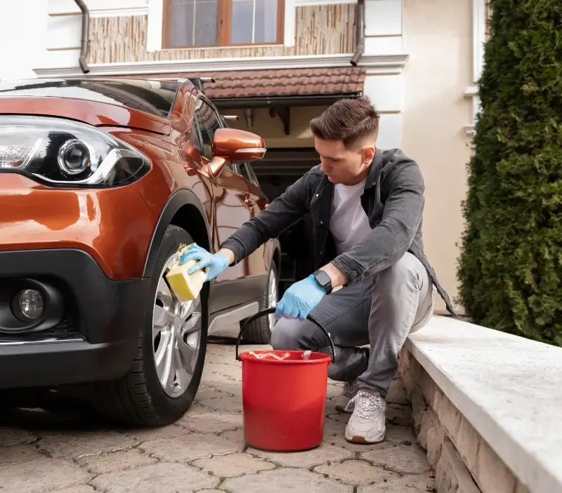 Lavage auto à domicile Saint-Thibéry : professionnel intervenant sur un véhicule
